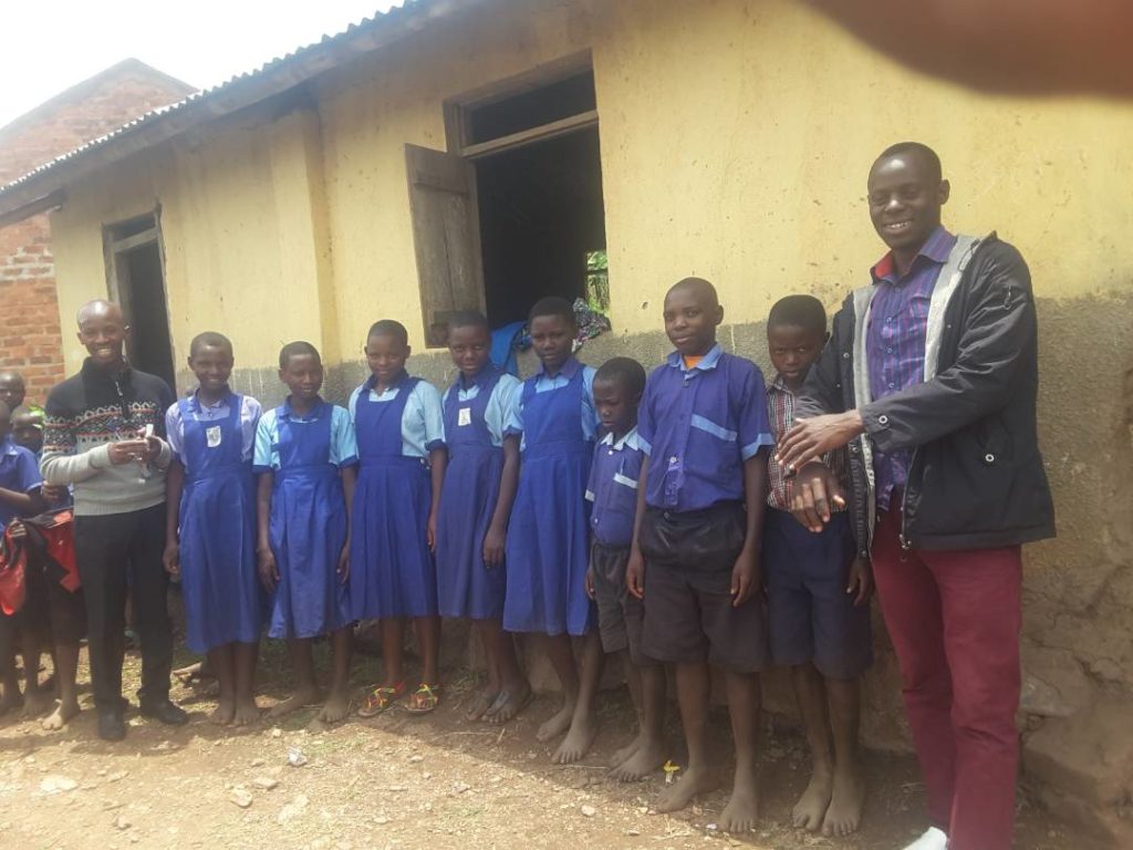 Dernières photos du projet du Parlement de la santé scolaire à l’école primaire de Kyonyo en Ouganda