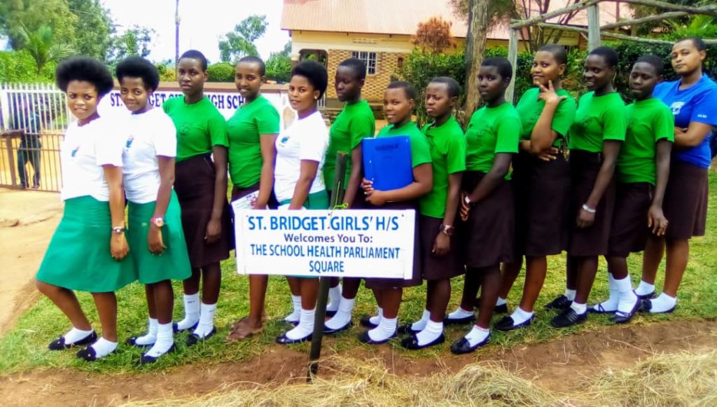 Lancement du club du Parlement de la santé scolaire à l’école secondaire St. Bridget Girls dans le district d’Isingiro, en Ouganda