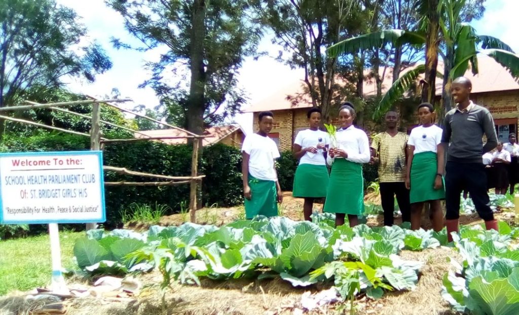 Dernières photos du club du Parlement de la santé scolaire au lycée de filles St. Bridget dans le district d’Isingiro, Ouganda